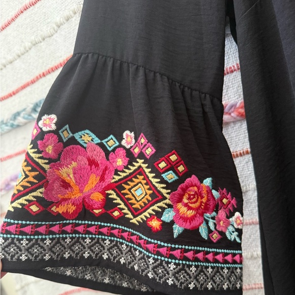 Savanna Jane Black Top with Vibrant Embroidery - Size Small - Picture 6 of 10